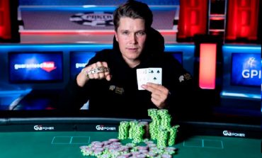 Элис Парссинен с золотым браслетом WSOP